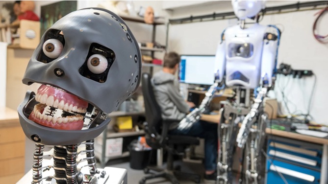 Del escepticismo a la afirmación: un robot asume el papel del Creador